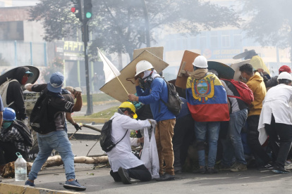 Manifestantes arman una barricada para enfrentar a los elementos policiales.