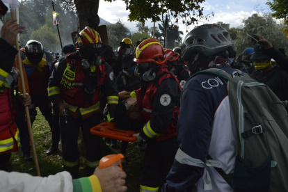 Momentos en los que los paramédicos trasladaban Quezada para darle los primeros auxilios en el parque de El Arbolito.