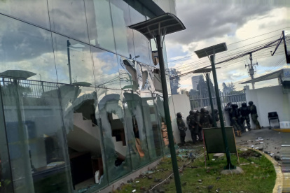 Daños. El reconstruido edificio de la Contraloría fue afectado de nuevo.