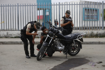 Una testigo relató que un individuo, que se movilizaba en una moto, llegó para atacar a un hombre que llegaba con un niño al centro educativo.