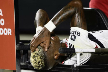 Robert Arboleda se lesionó a los 80 minutos en el duelo contra Palmeiras por Copa Brasil.