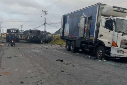 Daños. Un asalto a un convoy de productos que protegían los militares dejó 17 heridos y vehículos calcinados.