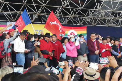 Indígenas. Leonidas Iza junto con los asambleístas "rebeldes" de Pachakutik, en la Casa de la Cultura, este viernes 24 de junio de 2022.