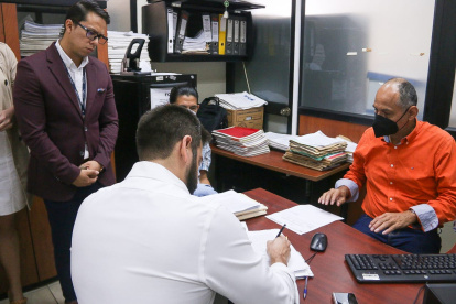 Diligencia. Momentos en que Arosemena firma su versión voluntaria.