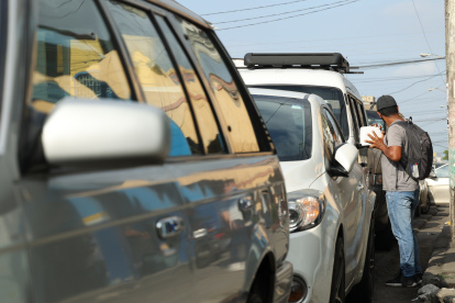 Escena. De cualquier modelo y color, los retrovisores son los que más roban en las calles de Guayaquil.