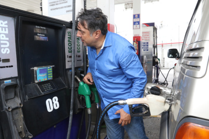 1. Preocupación. Los conductores muestran su preocupación al ver los altos costos del combustible.