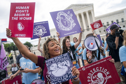 Washington (Usa), 24/07/2022.- Anti-abortion activists protest outside the Supreme Court in Washington, DC, USA, 24 June 2022. On 24 June US Supreme Court decided on the Dobbs v Jackson Women"s Health Organization ruling that overturned the legalization of abortion in the Roe v. Wade case of 1973. (Protestas, Estados Unidos) EFE/EPA/SHAWN THEW