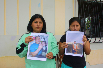 Tíos. Sobrinas de Miguel Suárez y Antonio González los buscan con las fotos más recientes que se tomaron antes de la última jornada de pesca.