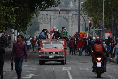 Abandono. La Policía logró que los manifestantes abandonen los espacios convertidos desde el jueves en escenario de conflicto.