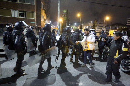 SOLIDARIDAD. Decenas de personas acuden a los sitios asignados a policías y militares para dar ayuda.