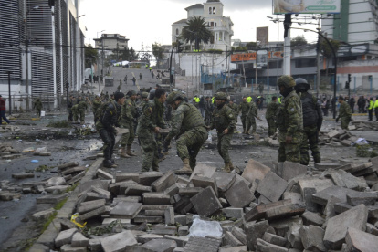 Labor. Militares empezaron la tarde de este jueves la limpieza de los espacios ocupados por los manifestantes.