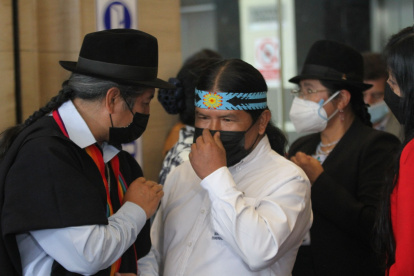 Santi estuvo acompañado por el asambleísta Salvador Quishpe, entre otros dirigentes indígenas.