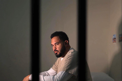 Fotograma cedido por Pina Records de la serie "¿Quién es Raphy Pina?" que se estrenará el próximo 4 de julio en YouTube. La serie relatará en primera persona la vida y carrera profesional del productor musical puertorriqueño Raphy Pina, ahora convicto por posesión de armas ilegales.