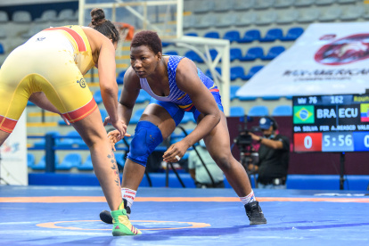 Génesis Reasco (d), luchadora ecuatoriana, en uno de sus combates.