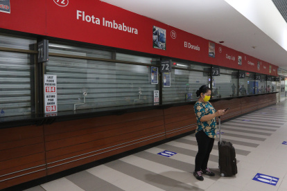 Escena. Decenas de ventanillas se mantienen cerradas