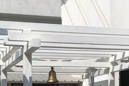 Momento. Los padres del menor lo acompañaron a tocar la campana.