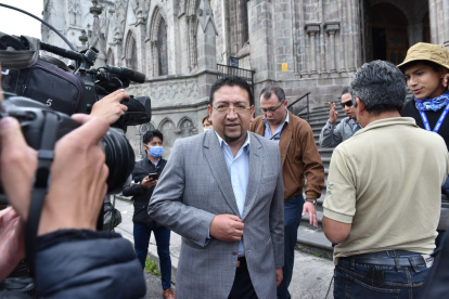 Rueda de Prensa del Presidente de la Asamblea Virgilio Saquicela en los exteriores de la Basílica del Voto Nacional, habla sobre la reunión que mantuvo con Leonidas Iza, presidente de la Conaie.