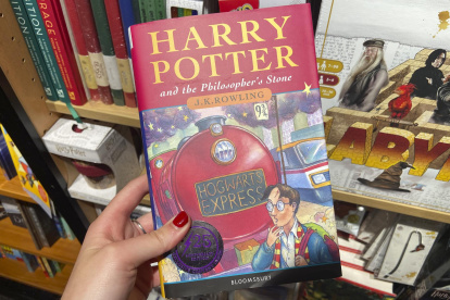 Ejemplar de la saga de libros Harry Potter en una librería londinense.