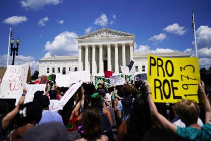 Personas protestan ante el edificio del Tribunal Supremo de Estados Unidos en Washington (EE.UU.), este 25 de junio de 2022.