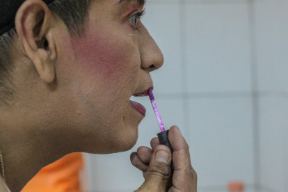 Fernando Covarrubias se prepara para una competencia de Lucha Libre, el 23 de junio de 2022, en la ciudad de Tijuana, en Baja California (México).