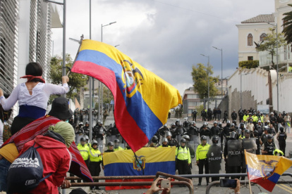 Polarización. Ecuatorianos divididos por sus roles. Policías, de un lado, para contener a los manifestantes del otro. Ecuador contra Ecuador.