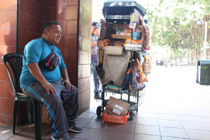 El puesto de venta de periódicos de Pedro Casagallo, registra menos clientes a partir de las manifestaciones. Espera la recuperación.