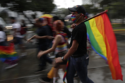 Cientos de personas marchan en el marco del Orgullo LGBTI+ hoy, en Ciudad de Panamá (Panamá).