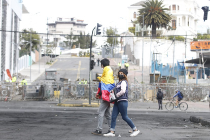 En los alrededores del parque El Arbolito de a poco comenzaron reunirse los manifestantes pasada a las 11:00.