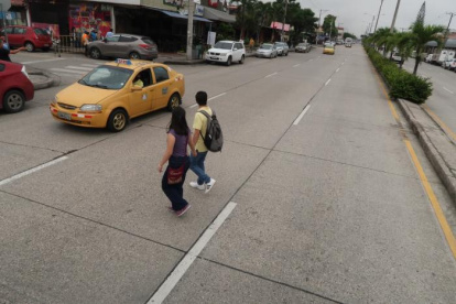 Peligro. En medio del tráfico, los peatones buscan sortear el peligro.