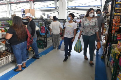 Clientes. Poco a poco empezaron a llegar para buscar principalmente frutas y legumbres en los mercados de la ciudad.
