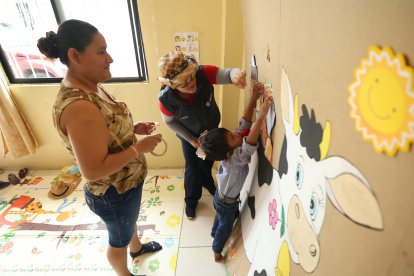 1. Tarea. La maestra Lilibeth Vera enseña a Matthew Córdova (3) a desarrollar sus habilidades y destrezas de una manera personalizada, en su propia casa, a la que acude tres veces a la semana. Karen León, madre del menor, la ayuda.