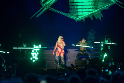 La cantante estadounidense Christina Aguilera durante el concierto que ofrece en el Live Festival, hoy sábado en Calviá, Palma de Mallorca.