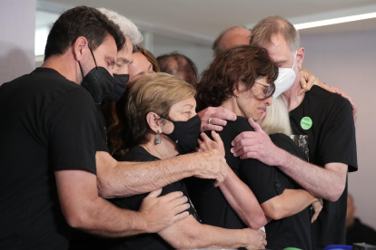 Alessandra Sampaio (c-d), esposa del periodista británico Dom Phillips, recibe un abrazo de varios familiares durante las honras fúnebres de su esposo, hoy, en el cementerio Parque da Colina en Niterói, ciudad en la región metropolitana de Río de Janeiro (Brasil).