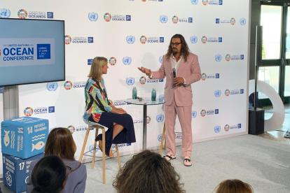 El actor y activista Jason Momoa, famoso por su papel en "Aquaman", junto a Susan Gardner, Jefa de Delegación del Pnuma, participa en la II Conferencia de los Océanos que se celebra en Lisboa, donde delegaciones de cerca de 150 países debatirán alternativas para frenar el deterioro de los mares.