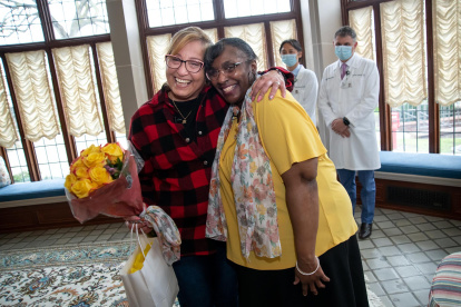María Contreras (i) y Mónica Davis (d), que comparten un hígado dividido, mientras se abrazan durante su primer encuentro.