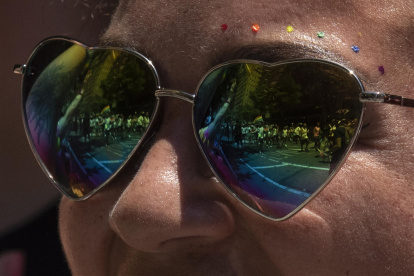 Partidarios y miembros de la comunidad LGBTQ+ celebran el Orgullo, como se ve reflejado en las gafas de sol de una persona, durante la Marcha del Orgullo en Nueva York, Nueva York, EE. UU., el 26 de junio de 2022.