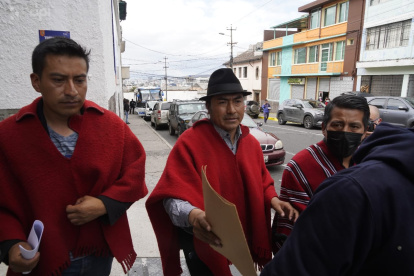 Leonidas Iza llegando a la cita con los poderes del Estado.