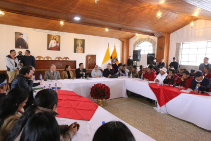 La reunión se realiza entre los dirigentes indígenas y los poderes del Estado.