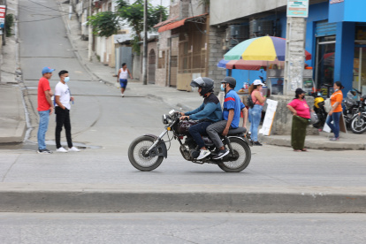 En diferentes zonas de Guayaquil, la movilización de dos personas a bordo de una moto es el panorama que se observa a diario.