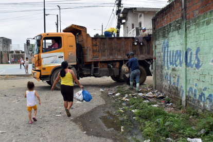 Escenario. En las esquinas se evidencian la falta de obra en Los Ceibos.