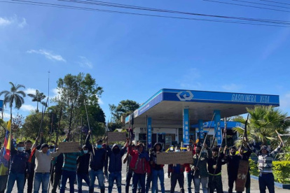 Macas. En Morona Santiago, un grupo de indígenas visitaron la estación de combustibles de la familia de la asambleísta Consuelo Vega.