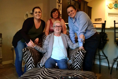 Testimonio. Norma McCorvey, conocida como Jane Roe, aparece junto a su hija Melissa Mills (c) y sus nietas Chloe (i) y Jordan (d) Mills, poco antes de su muerte por problemas de corazón.