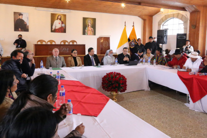 Los representantes de las funciones del Estado encabezaron la reunión entre el Gobierno y la Conaie.