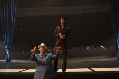 Fotograma cedido por Warner Bros. donde aparece el actor Tom Hanks (i) como el coronel Tom Parker y Austin Butler como Elvis, durante una escena del esperado filme biográfico "Elvis".