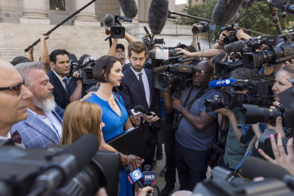 Sarah Ransome (4-i) y Elizabeth Stein (3-i), presuntas víctimas de abuso sexual de Jeffrey Epstein, llegan al Tribunal Federal de Estados Unidos para asistir a la audiencia de sentencia de Ghislaine Maxwell, en Nueva York (EE.UU.), este 28 de junio de 2022.
