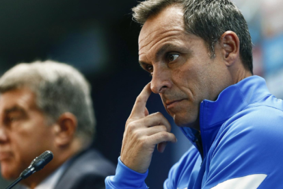 Sergi Barjuan, junto al presidente del FC Barcelona, durante la rueda de prensa en la que fue anunciado como entrenador del primer equipo en octubre de 2021.