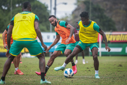 Leonai Souza (i) y Adonis Preciado, jugadores de Barcelona, en un entrenamiento.