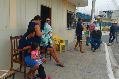 Espera. Familiares y vecinos de Pedro aguardaban ayer su cuerpo.