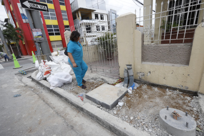 QUEJA DE UNA MORADORA QUE RESIDE EN PIEDRAHITA Y JOSÉ MASCOTE, POR LA PUESTA DE UN SEMÁFORO PEATONAL, Y OBSTACULIZANDO EL PASO A SU VIVIENDA, 27 DE JUNIO DEL 2022- AMELIA ANDRADE Guayaquil-Ecuador Agencia (Ag-ecpreso)