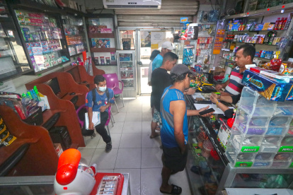 Cambios. Las cíber-cabinas se han diversificado por falta de clientes. Muchos lo alternan con otras actividades.